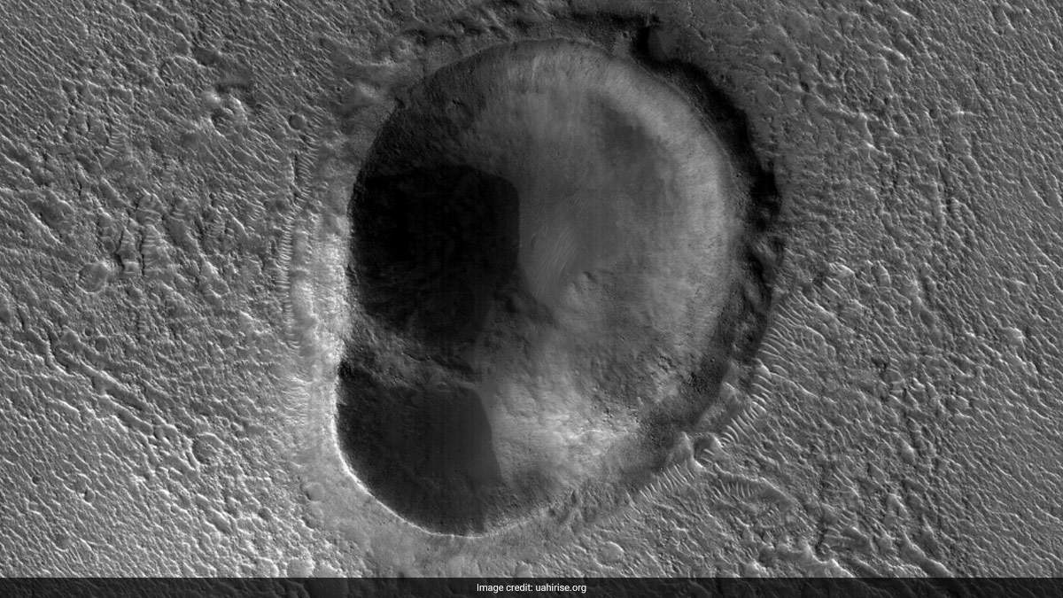 NASA's Mars Reconnaissance Orbiter Spots "Ear" of the Red Planet