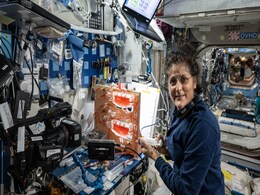 NASA's Astronaut Sunita Williams Poses with Tentacle-Armed Astrobee Robot on ISS: Report NASA's Astronaut Sunita Williams Poses with Tentacle-Armed Astrobee Robot on ISS: Report