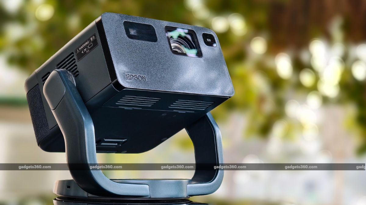 1 Epson EpiqVision Mini EF-22N projector