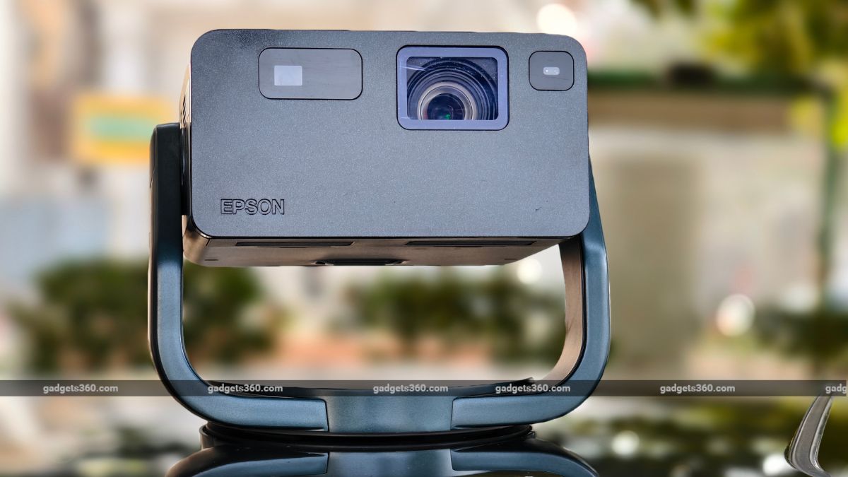 2 Epson EpiqVision Mini EF-22N projector