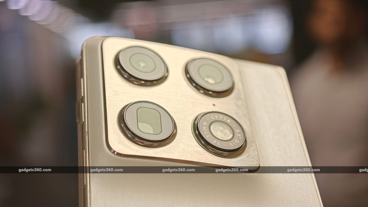 2 Motorola Razr Fold