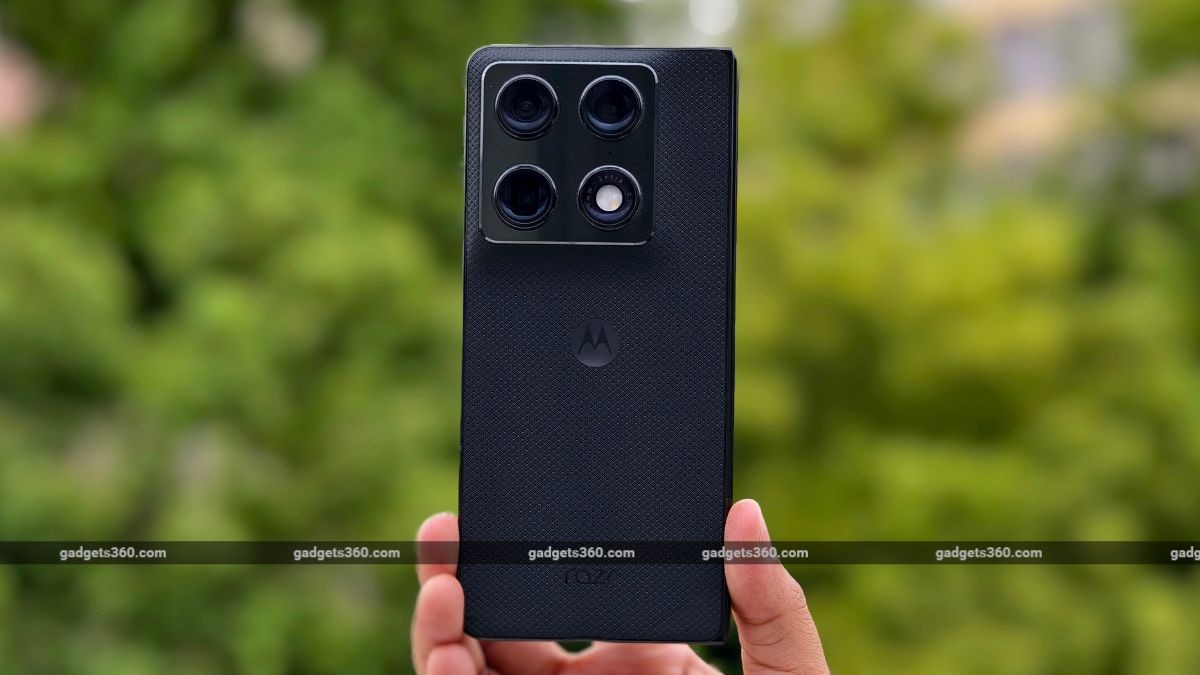 2 Motorola Razr Fold