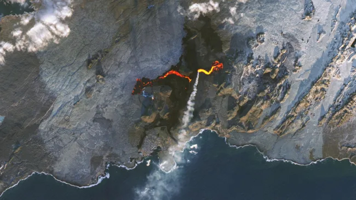 NASA Captures Stream of Lava Flowing from Iceland&rsquo;s Volcanic Eruption