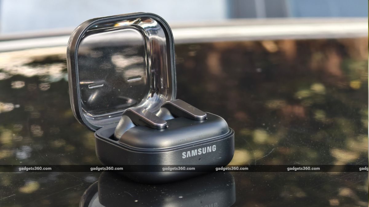 Samsung Galaxy Buds On Leak Shows Clip-On Design, Hint at Head Gesture Controls