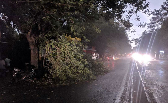 दिल्ली-एनसीआर में फिर चली धूल भरी आंधी, सड़क और हवाई यातायात प्रभावित