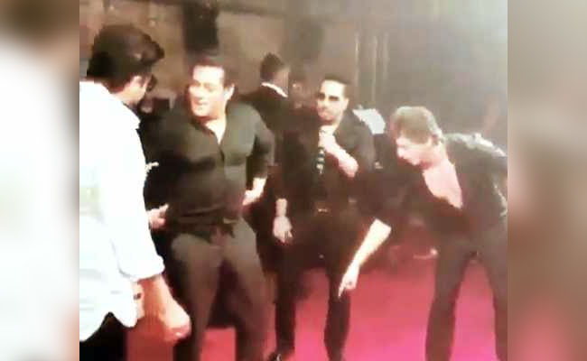 महफिल में एंट्री लेते ही शाहरुख से गले मिले सलमान, आस्तीन चढ़ाई, बाहर निकाली शर्ट और फिर...