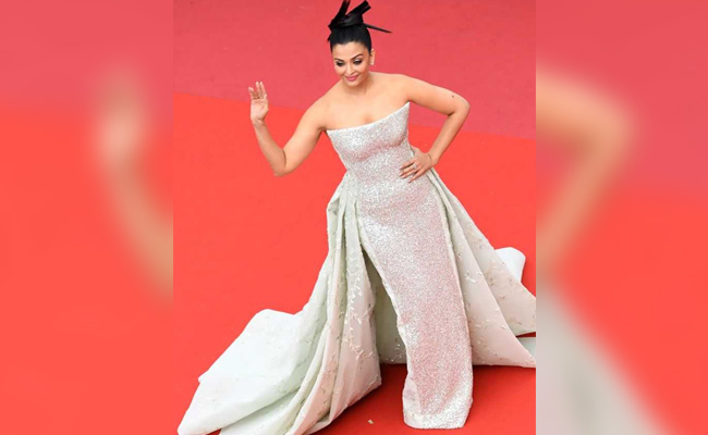 Cannes 2018: कान के रेड कार्पेट पर फिर से छा गईं ऐश्वर्या राय बच्‍चन, ये हैं 5 ग्‍लैमरस लुक्‍स