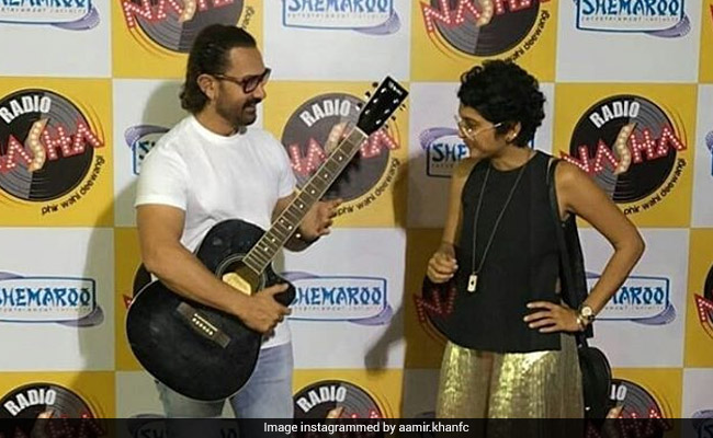 आमिर खान ने पत्नी के लिए बजाया गिटार, 'कयामत से कयामत' की स्क्रीनिंग पर एक्स वाइफ भी पहुंचीं