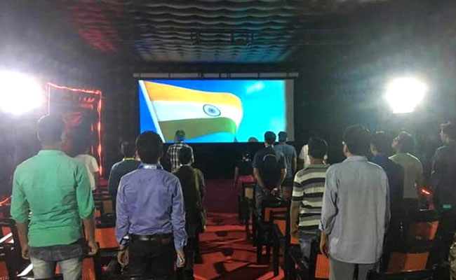 सतीश कौशिक ने ट्रक को बनाया सिनेमा हॉल, गांव वाले देख सकते हैं 35 रुपये में फिल्म