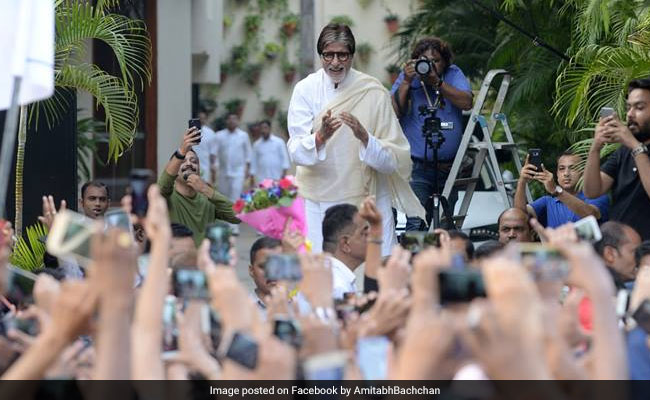 फैन्स से मुलाकात के दौरान Badumbaaa पर डांस करने लगे अमिताभ बच्चन तो भीड़ हुई बेकाबू, देखें Video