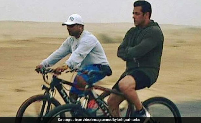 भरी गर्मी में कार छोड़ साइकिल से रेगिस्तान धूम रहे सलमान खान; देखें Video