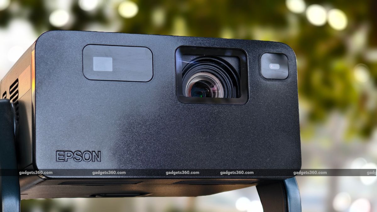 6 Epson EpiqVision Mini EF-22N projector