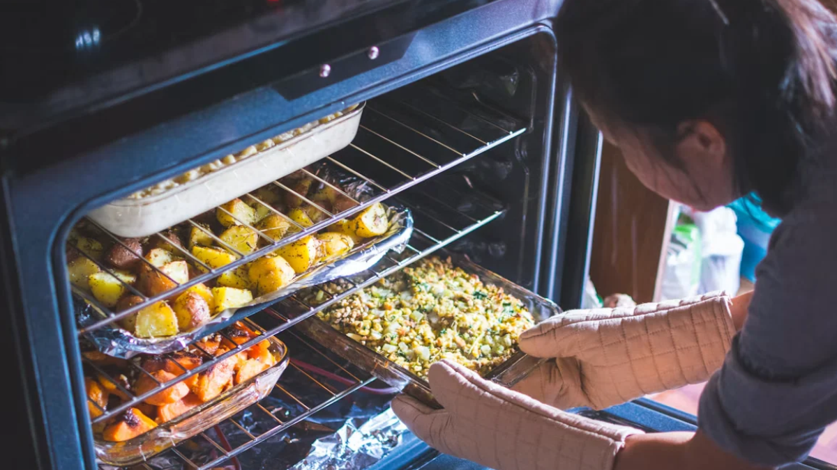 Top Microwave Ovens for Baking and Heating Under ₹8,000: Get Versatile Features Without Overspending