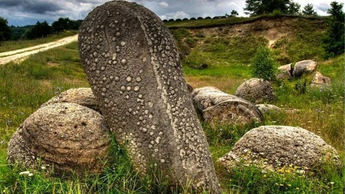 Romania&rsquo;s &lsquo;Living&rsquo; Rocks Expand and Multiply in a Strange Natural Process