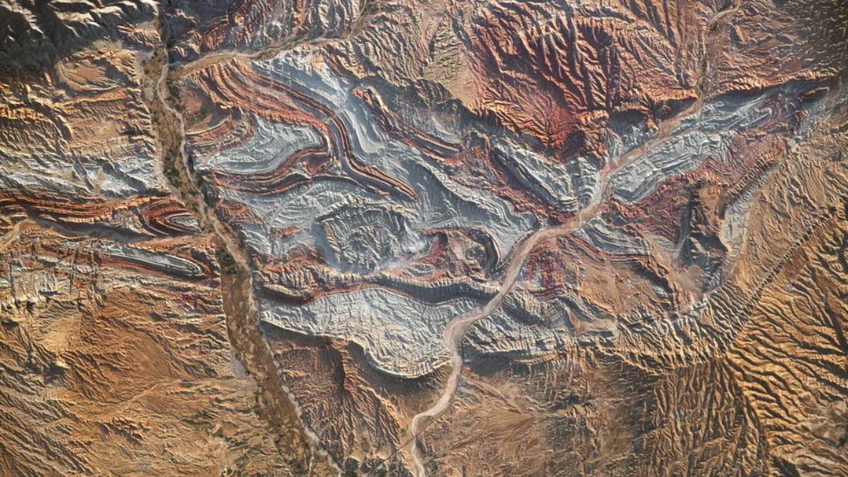 Iran&rsquo;s Folded Rocks Reveal Ancient Tectonic Power at Asia-Europe Boundary