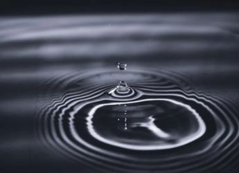 Microlightning in Water Droplets Could Explain the Origin of Life on Earth