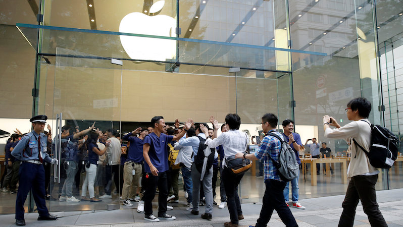 The Apple Store Line Is Dying as iPhone Fans Order More Online