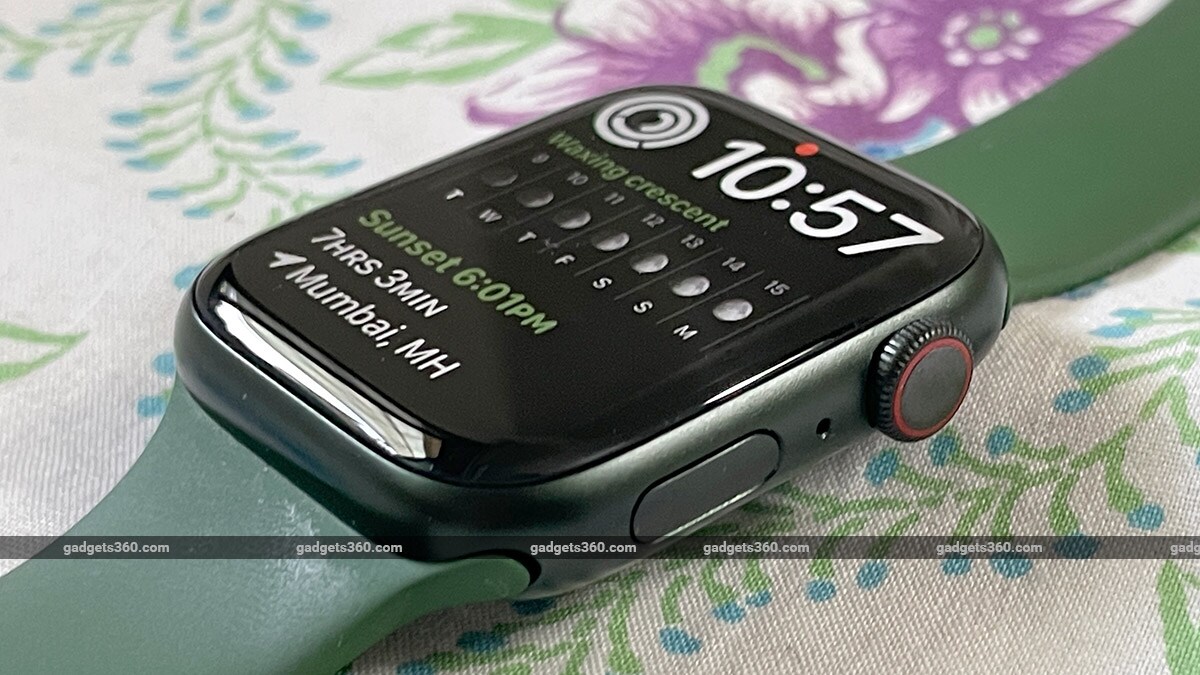 Apple Watch Series 7 Review: Just Bigger? : Tech News - Vimarsana News