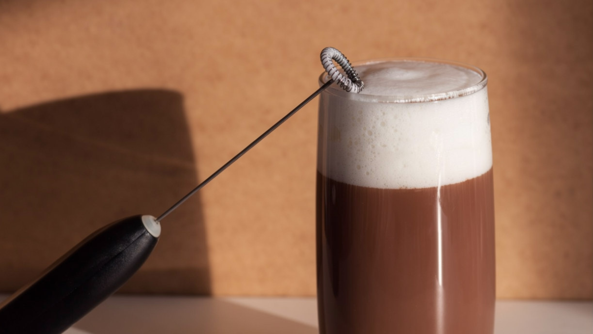 5 Portable Electric Coffee Mugs & Frothers Under ₹899 for Quick Brews
