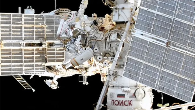 Russian Cosmonauts Install Semiconductor Experiment During ISS Spacewalk Russian Cosmonauts Install Semiconductor Experiment During ISS Spacewalk
