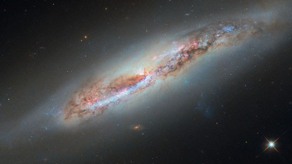 Hubble Captures Gas Escaping Sideways Spiral Galaxy NGC 4388 in Virgo Cluster