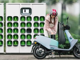 Davos 2023: Gogoro, Belrise Ink Deal With Maharashtra Government to Set Up Battery Swapping Infrastructure
