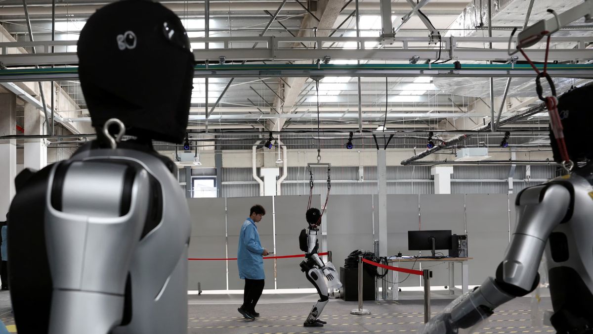 China Tests Humanoid Robots to Guide Travellers at Border Crossing