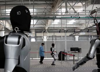 China Tests Humanoid Robots to Guide Travellers at Border Crossing