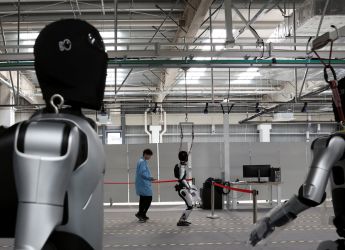 China Tests Humanoid Robots to Guide Travellers at Border Crossing