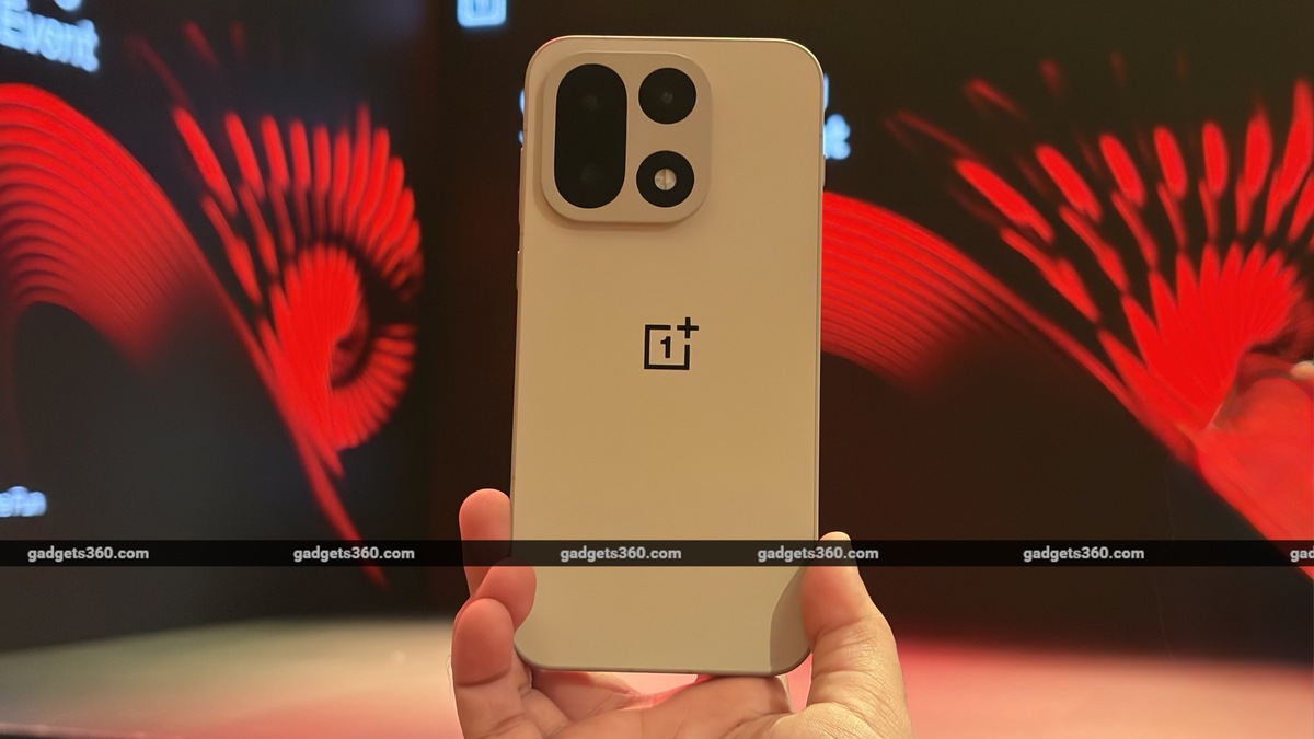 OnePlus 15 ভারতে লঞ্চ হল, 7,300mAh ব্যাটারি, তুখোড় প্রসেসর, ও 165Hz রিফ্রেশ রেটে গেমিং-এর আসল মজা