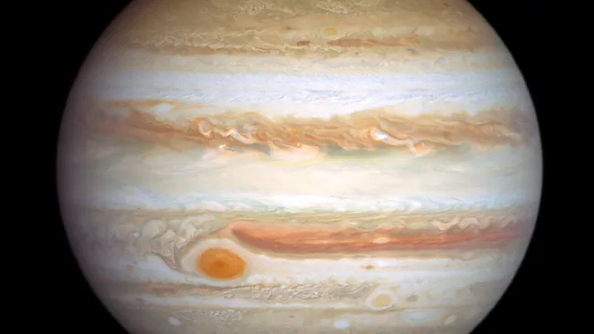 Hubble Space Telescope Finds Jupiter&rsquo;s Great Red Spot Mysteriously Oscillating in Size and Speed