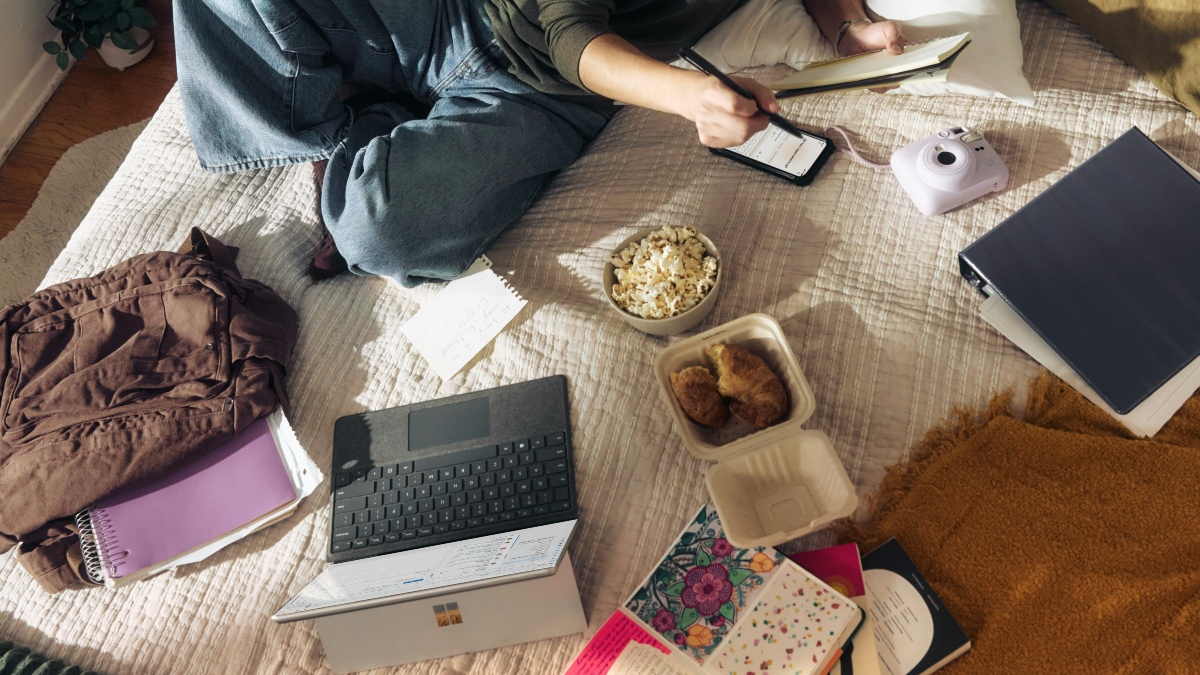 Laptop Satefy Tips: বিছানায় ল্যাপটপ রেখে কাজ করেন? বড় বিপদ ঘটার আগে আজই অভ্যাস ছাড়ুন