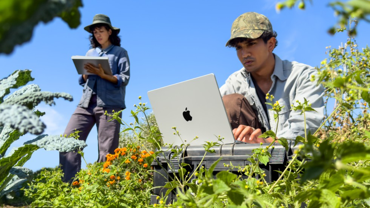 OLED ডিসপ্লের সঙ্গে প্রথম MacBook Pro লঞ্চ করল Apple, দাম জেনে নিন
