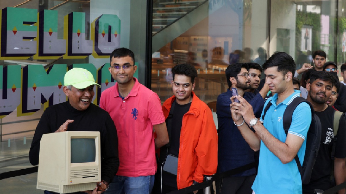 Apple Fans Flock to First Store in Mumbai, Show Off Original Macintosh, Vintage Products