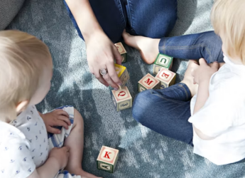 Non-Screen Educational Toys That Keep Toddlers Busy for Hours