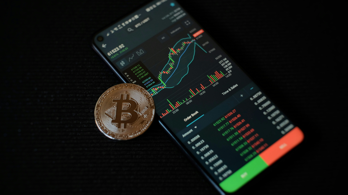Bitcoin Tests $121,000 Support, Ethereum Steadies Despite Market Cool-Off