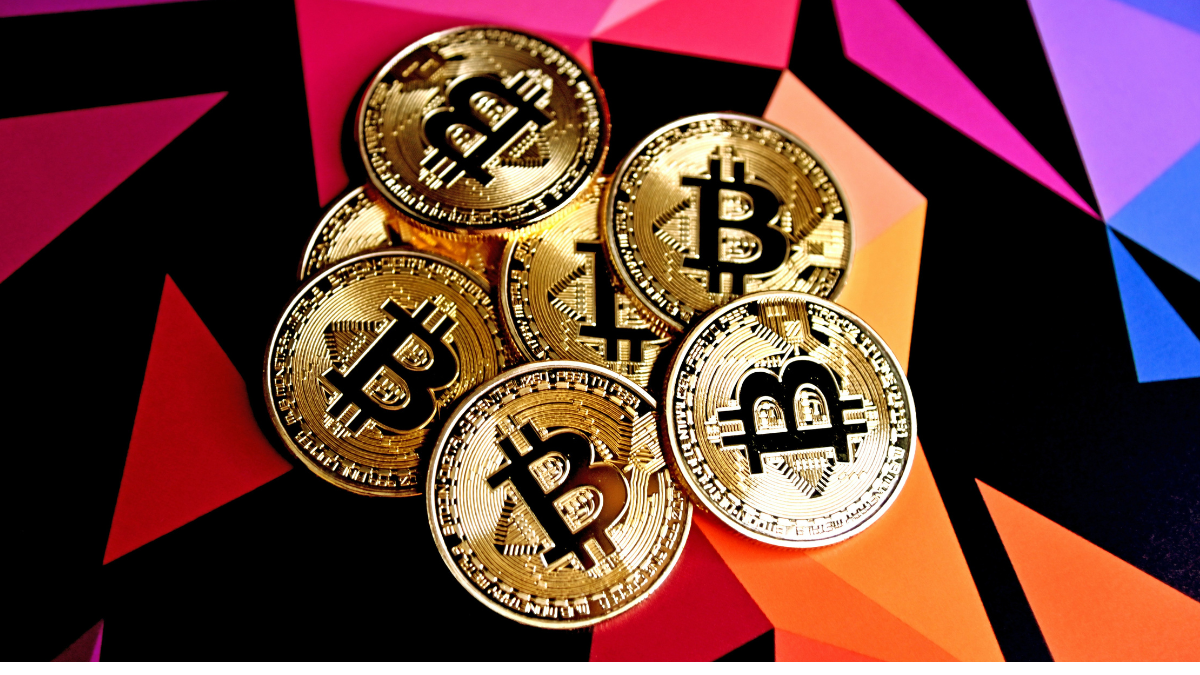 Bitcoin Trades Near $71,000 as Macro Uncertainty and ETF Flows Weigh on Sentiment