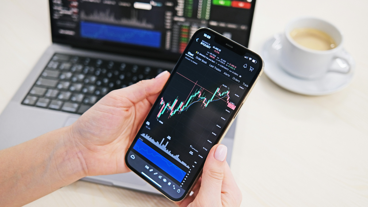 Bitcoin Steadies Around $75,800 as Institutional Buying Supports Recovery