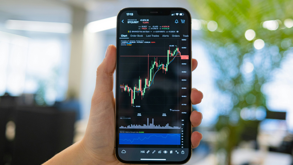 Bitcoin Climbs to $112,000 as Altcoins Pick up Steam
