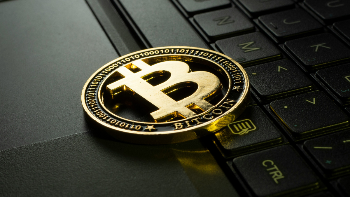 Bitcoin Holds Near $115,800 as Altcoins Face Selling Pressure
