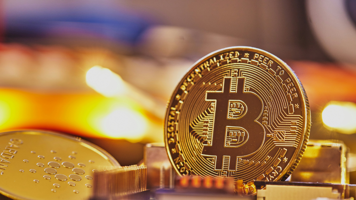 Crypto Market Plunges as Bitcoin Slides to Six-Week Low, Ethereum Stays Resilient