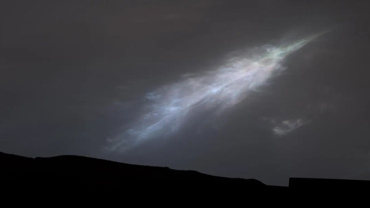 NASA&rsquo;s Curiosity Rover Captures Stunning Feather-Shaped Iridescent Cloud on Mars