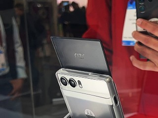 Motorola&#039;s New Rollable Smartphone Patent Suggests Multiple On-Screen Fingerprint Sensors