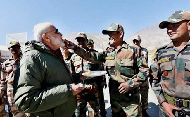 प्रधानमंत्री मोदी ने चीनी सीमा के पास आईटीबीपी जवानों के साथ मनाई दीपावाली