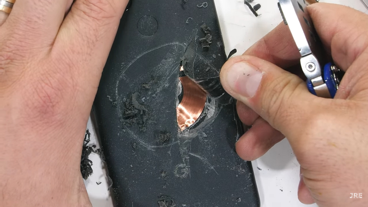Google Pixel 5 Put Though JerryRigEverything&rsquo;s Durability Test, Reveals Thick Layer of Plastic