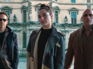 Does Red Notice Have More Than the Charm of Gal Gadot, Dwayne Johnson, and Ryan Reynolds?