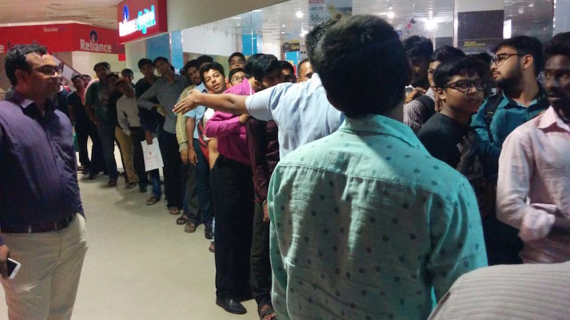 Reliance Jio SIM Sees 'iPhone-Like' Queues Across the Country