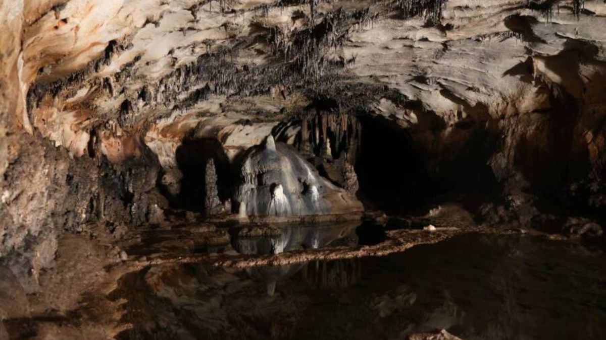 Archaeologists Find Roman Artefacts in Spain&rsquo;s Cova De Les Dones Cave
