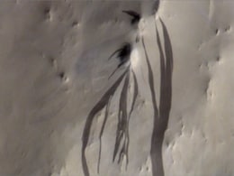 New Study Uses AI to Reveal Dry Origins of Mars’ Mysterious Slope Streaks New Study Uses AI to Reveal Dry Origins of Mars’ Mysterious Slope Streaks