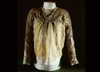 World&rsquo;s Oldest Tailored Dress Found in Egyptian Tomb Dates Back Over 5,000 Years